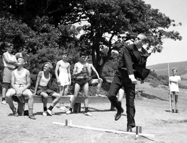 ウェールズにあるアウトワード・バウンド・スクールで、少年たちが見守る中やり投をするフィリップ殿下 - Sputnik 日本