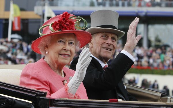 アスコットで開催されたロイヤルアスコット開催の3日目、パレード・リングに到着したエリザベス女王とフィリップ殿下 - Sputnik 日本