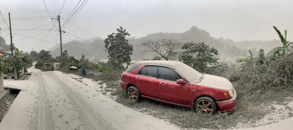 スフリエール火山の噴火後、火山灰に覆われた道路と車 - Sputnik 日本