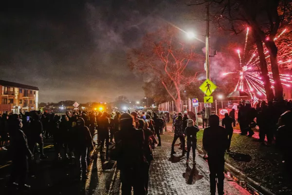 米ミネソタ州ブルックリンセンターでダンテ・ライトさんが警官に射殺された事件の翌日、抗議デモ中に警察署に向かって投げられた花火 米ミネソタ州ブルックリンセンターでダンテ・ライトさんが警官に射殺された事件の翌日、抗議デモ中に警察署に向かって投げられた花火 - Sputnik 日本