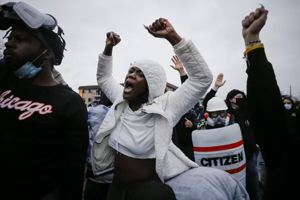 米ミネソタ州ブルックリンセンターで、ダンテ・ライトさんが警官に射殺された事件の翌日に抗議デモに集まった人々 米ミネソタ州ブルックリンセンターで、ダンテ・ライトさんが警官に射殺された事件の翌日に抗議デモに集まった人々 - Sputnik 日本