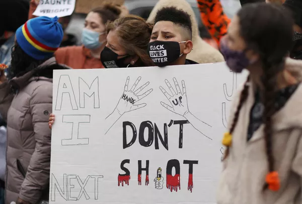 米ミネソタ州ブルックリンセンターでダンテ・ライトさんが警官に射殺された事件の翌日、抗議デモに集まった人々 - Sputnik 日本