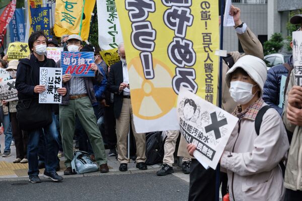 福島第一原発の処理水の海洋放出が決定したことを受け、東京都千代田区の首相官邸前で、スローガン片手に抗議デモに参加する人々 - Sputnik 日本