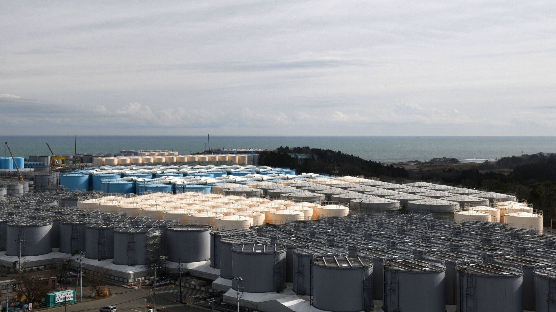 Резервуары для хранения загрязненной воды АЭС Фукусима - Sputnik 日本, 1920, 19.11.2021