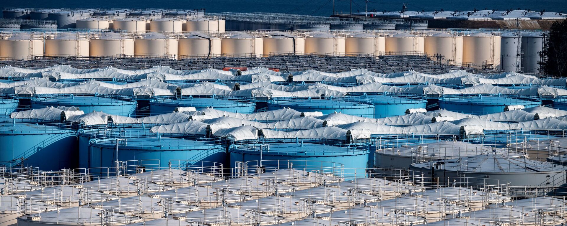 Резервуары для хранения загрязненной воды АЭС Фукусима - Sputnik 日本, 1920, 14.04.2021