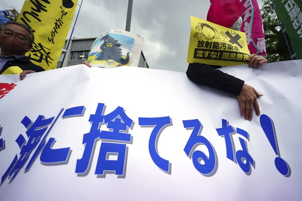 福島第一原発の処理水の海洋放出が決定したことを受け、東京都千代田区の首相官邸前で行われた抗議デモで「海に捨てるな」と書かれた横断幕を持つ人々 - Sputnik 日本