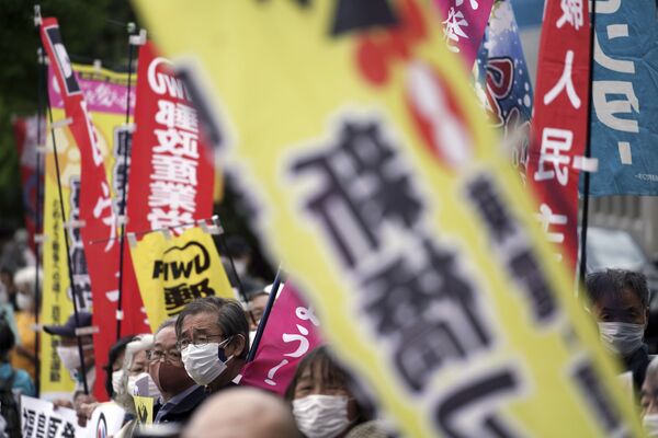 福島第一原発の処理水の海洋放出が決定したことを受け、東京都千代田区の首相官邸前で行われた抗議デモで、のぼりを掲げる人々 - Sputnik 日本