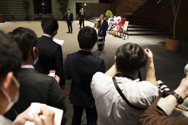 東京都千代田区の首相官邸で、五輪マスコットを背に記者会見に臨む菅義偉首相 - Sputnik 日本