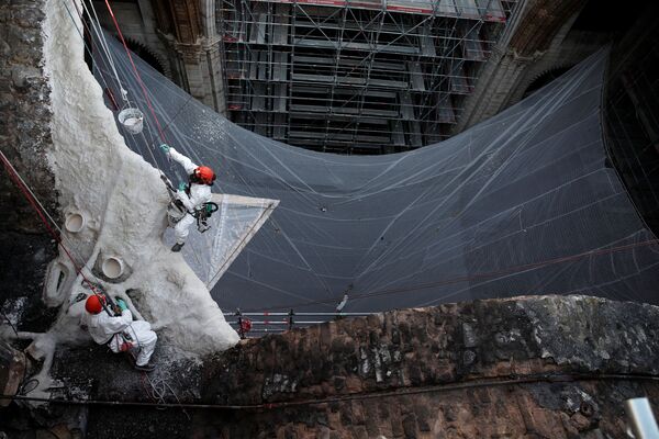 ノートルダム大聖堂の再建工事現場で作業にあたる作業員ら - Sputnik 日本