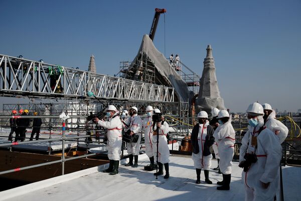 ノートルダム大聖堂の屋根の再建工事現場で作業するジャーナリストら - Sputnik 日本