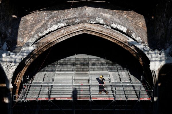 ノートルダム大聖堂の再建工事現場の足場を歩く作業員ら - Sputnik 日本