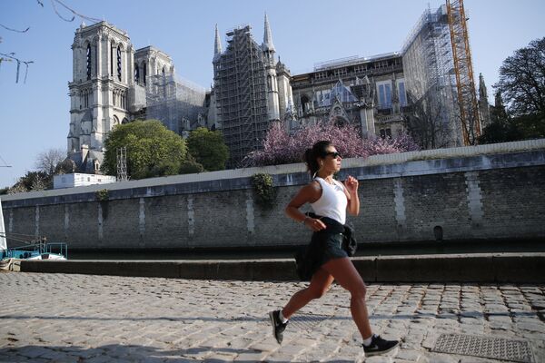 ノートルダム大聖堂近くでジョギングする女性 - Sputnik 日本