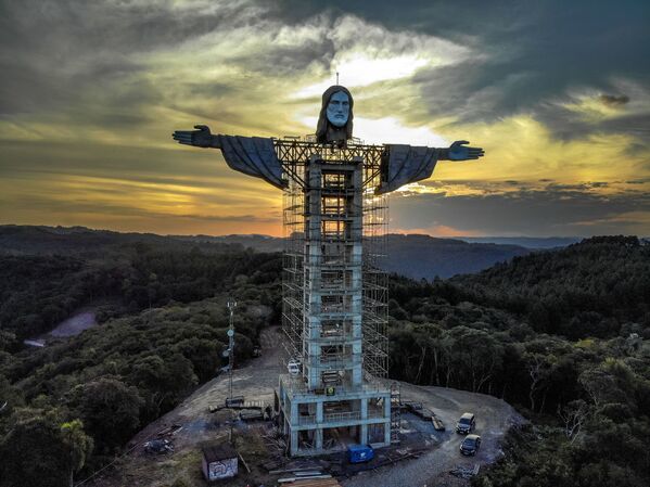 ブラジルのリオグランデ・ド・スル州で建設中のキリスト像 - Sputnik 日本
