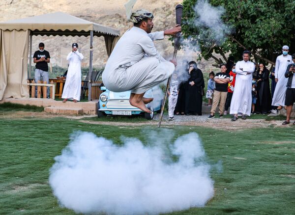 サウジアラビア・首都リヤド近郊で、伝統芸能の「タアシール」を踊るダンサー - Sputnik 日本