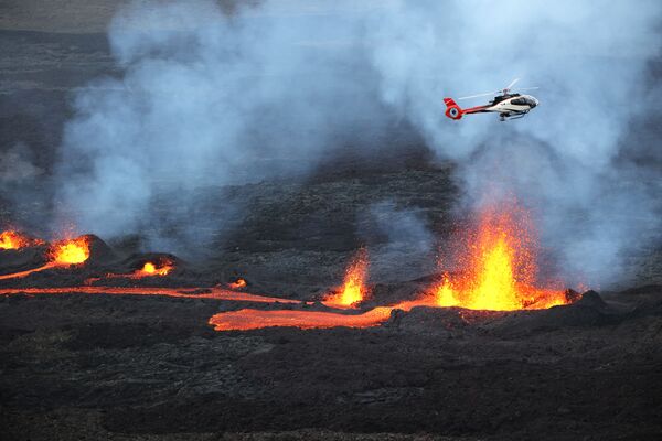 フランス領レユニオン島で、溶岩が流出するピトン・ドゥ・ラ・フルネーズ火山の上を飛ぶヘリコプター - Sputnik 日本