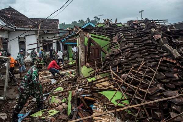 インドネシア・ジャワ島沖でマグニチュード6.0の地震が発生した翌日、東ジャワ州マランで倒壊した家屋を確認する兵士と住民ら - Sputnik 日本
