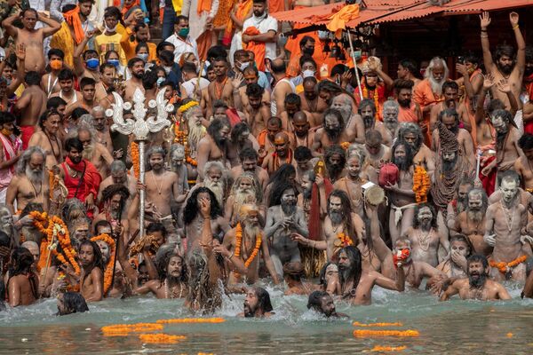 インド・ハリドワールで行われたヒンドゥー教の宗教行事「クンブ・メーラ」で、ガンジス川に浸かるナガ・サドゥー（修行者） - Sputnik 日本