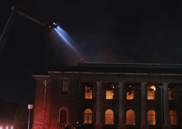 ケープタウン大学で、火が燃え広がった図書館の消火活動にあたる消防士ら - Sputnik 日本