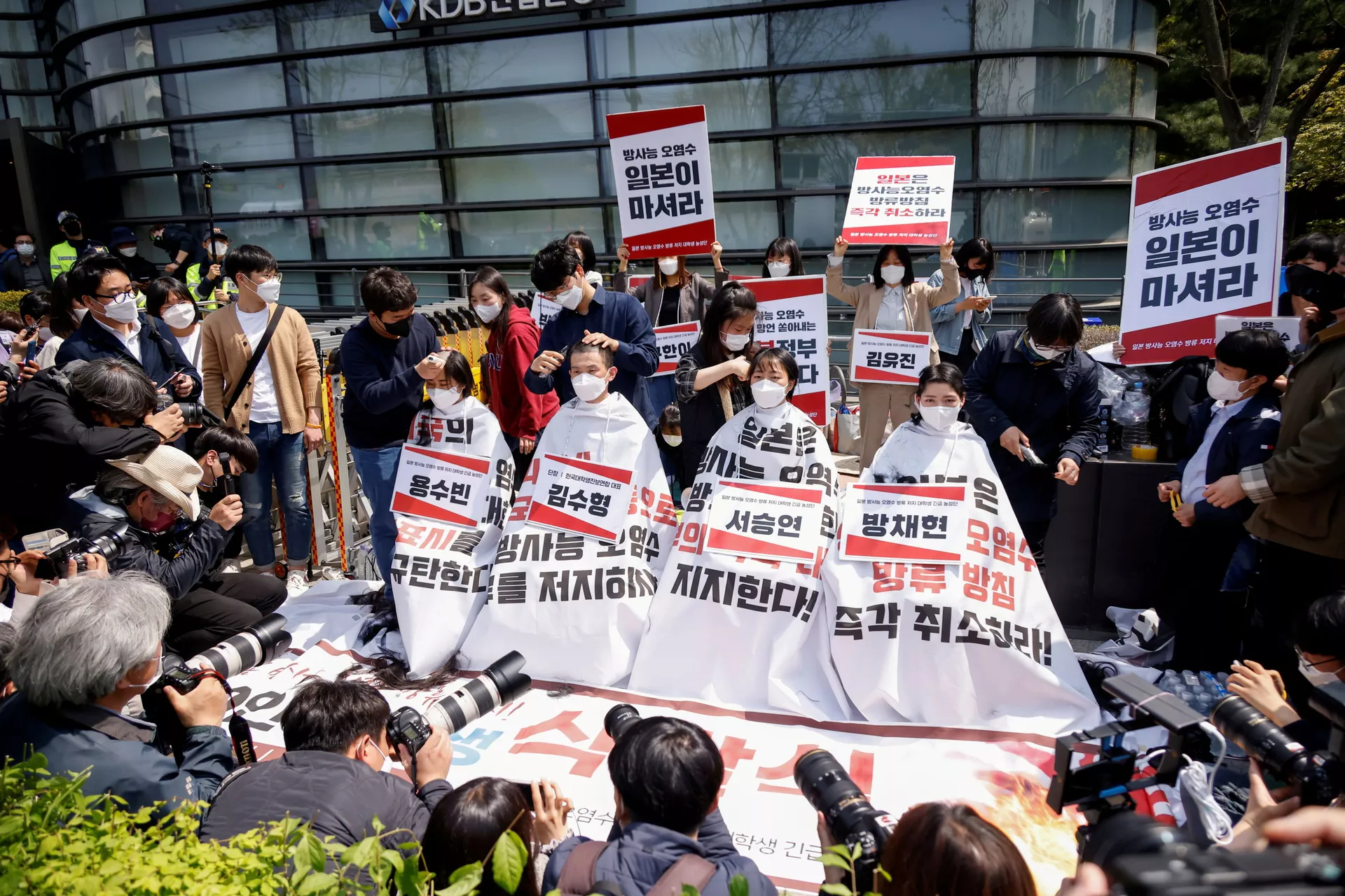 韓国の大学生30人以上が丸刈りに　日本の原発処理水海洋放出に抗議【写真】