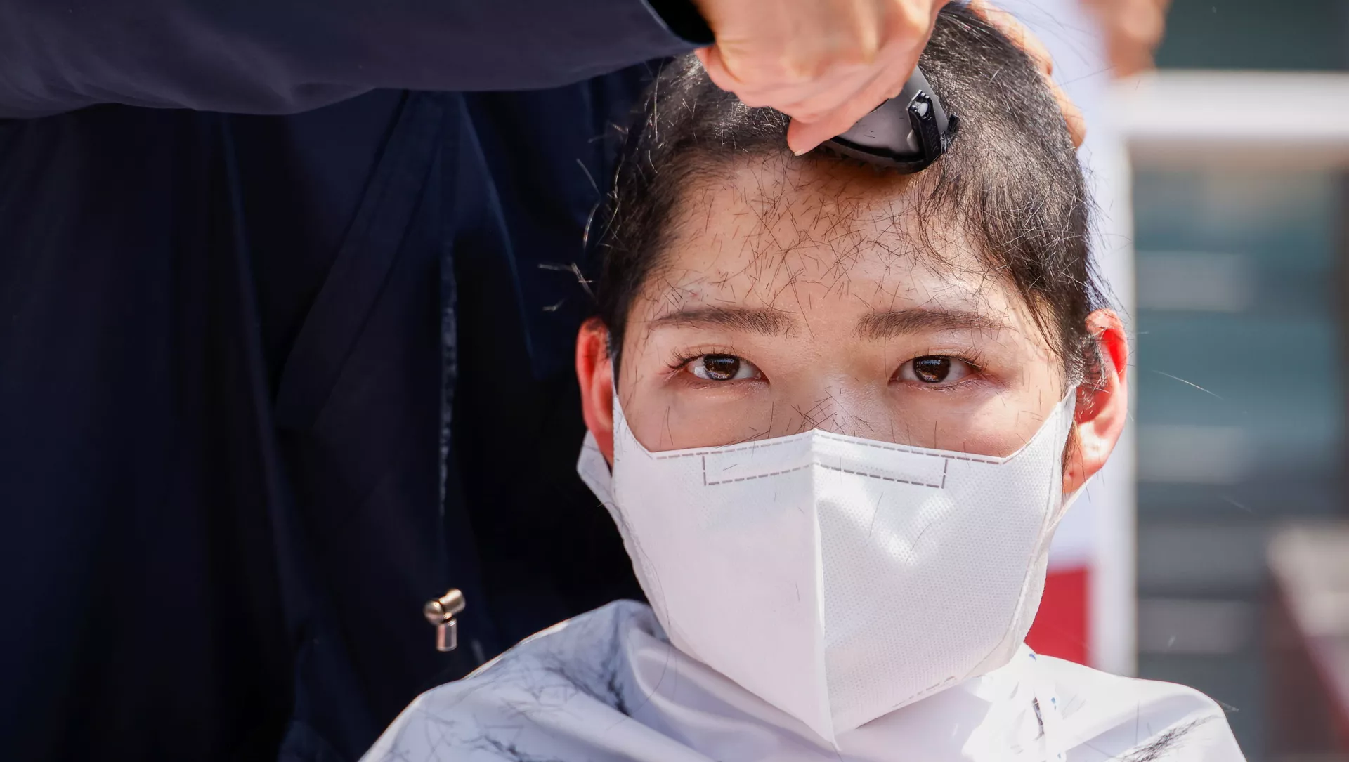 韓国の大学生30人以上が丸刈りに　日本の原発処理水海洋放出に抗議　