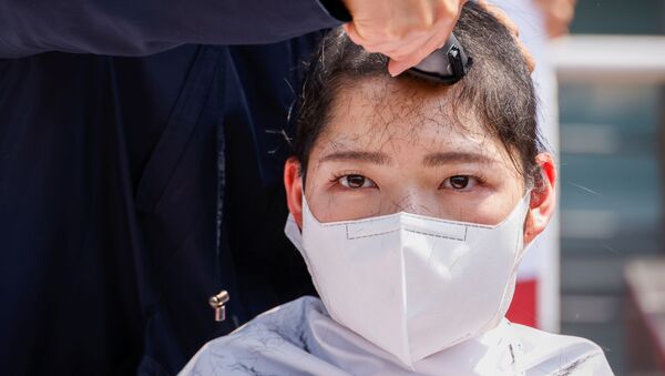韓国の大学生30人以上が丸刈りに　日本の原発処理水海洋放出に抗議　 - Sputnik 日本