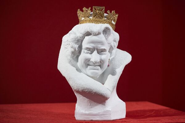 ロンドンで開催された骨董市で展示された、中国人アーティストによるエリザベス女王の胸像（2015年11月3日） - Sputnik 日本