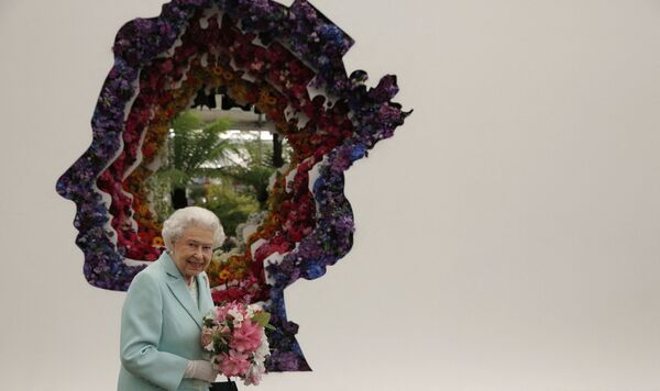 ロンドンで開催されたガーデンショーで、自分をイメージした花の展示物の前に立つエリザベス女王（2016年5月23日） - Sputnik 日本