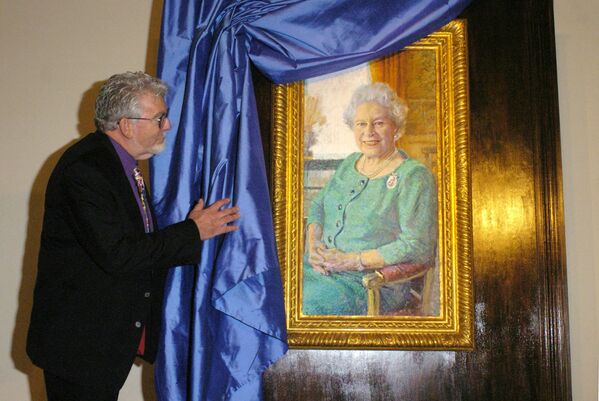 英ロンドンのバッキンガム宮殿にあるクイーンズ・ギャラリーで、エリザベス女王の肖像画を披露するオーストラリア人アーティスト、ロルフ・ハリス氏（2005年12月19日） - Sputnik 日本