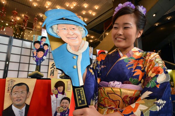日本の人形メーカー「久月」が作製した、エリザベス女王の絵が描かれた羽子板（2012年12月6日） - Sputnik 日本