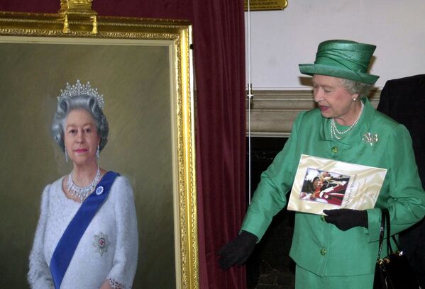 英イングランド・バークシャーのウィンザー・ギルドホールで、自分の肖像画を披露するエリザベス2世（2002年7月3日） - Sputnik 日本