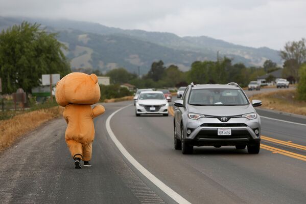 米カリフォルニア州ギルロイの道路をクマの着ぐるみを着て歩くジェシー・ラリオスさん - Sputnik 日本