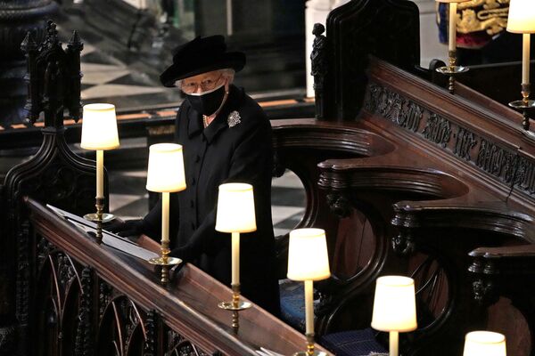 英ロンドン近郊のウィンザー城の聖ジョージ礼拝堂で行われたフィリップ殿下の葬儀に参列するエリザベス女王 - Sputnik 日本
