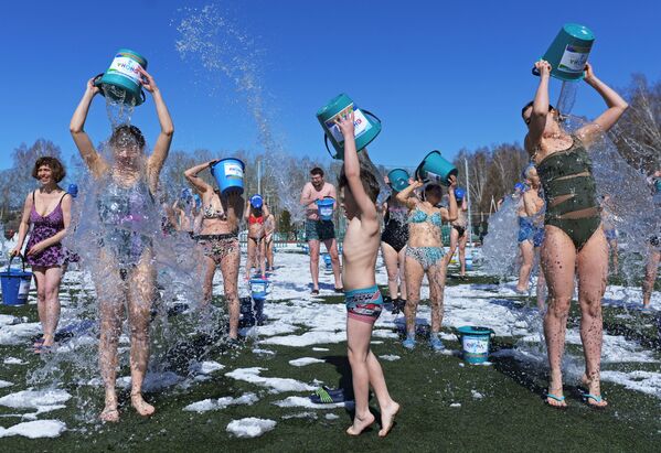 ロシア・トムスクで開催された春の恒例イベントで、バケツに入った氷水をかぶる人々 - Sputnik 日本