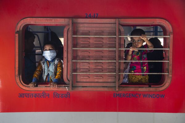インド・アッサム州ゴウハティで、列車の窓から外を眺める少年ら - Sputnik 日本