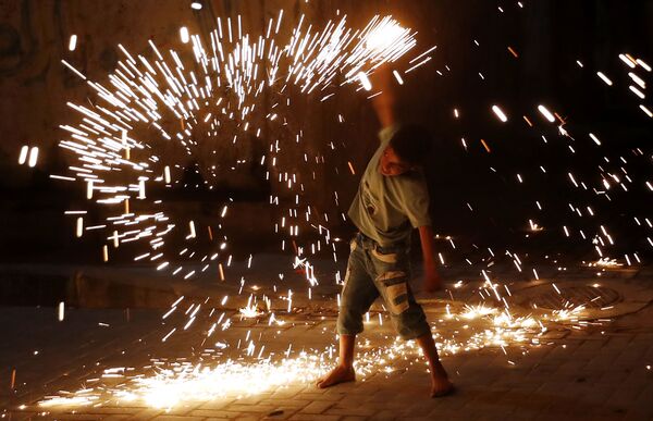 パレスチナ自治区ガザ地区で、ラマダンを祝って花火で遊ぶ少年 - Sputnik 日本