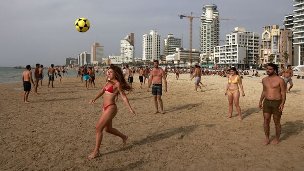 Люди играют в футбол на пляже в Тель-Авиве - Sputnik 日本