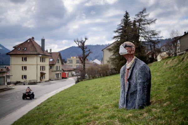 フランスのサント・クロワで、マスクをかぶせられた彫刻 - Sputnik 日本