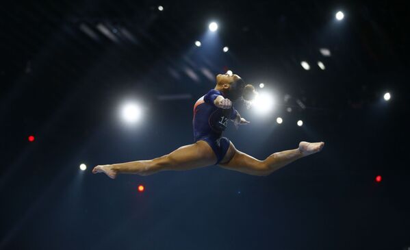 スイス・バーゼルで行われた 欧州女性体操選手権で演技を披露するフランスの体操選手、メラニー・デ・ジーザス・ドス・サントス選手 - Sputnik 日本