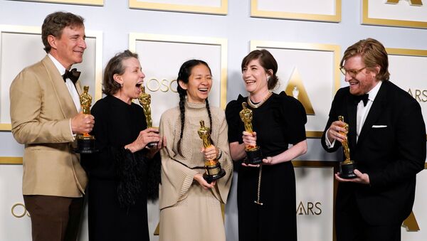 第93回アカデミー賞授賞式で、最優秀作品賞を受賞した映画『ノマドランド』のスタッフと出演者ら。（左から）ピーター・スピアーズ氏、フランシス・マクドーマンド氏、クロエ・ジャオ氏、モリー・アッシャー氏、ダン・ジャンベイ氏 - Sputnik 日本