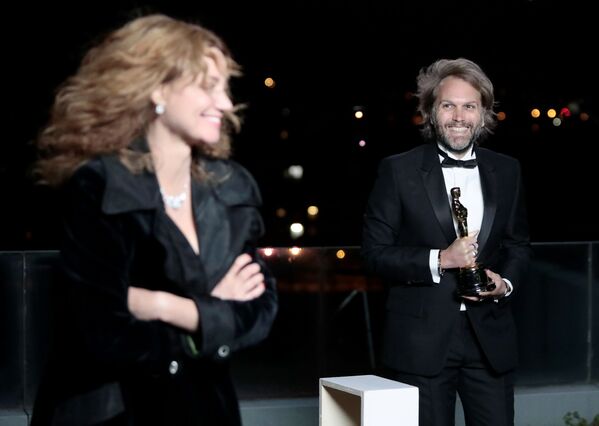 フランス・パリで開催された授賞式で、映画『ファーザー』で脚色賞を受賞し、オスカー像を手に取る監督のフローリアン・ゼレール氏 - Sputnik 日本