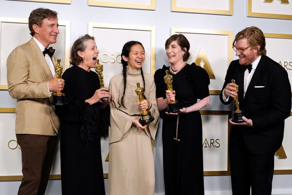 第93回アカデミー賞授賞式で、最優秀作品賞を受賞した映画『ノマドランド』のスタッフと出演者ら。（左から）ピーター・スピアーズ氏、フランシス・マクドーマンド氏、クロエ・ザオ氏、モリー・アッシャー氏、ダン・ジャンベイ氏 - Sputnik 日本