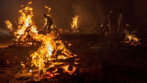 インド　コロナ感染死者の遺体山積み　路上で焼却も - Sputnik 日本