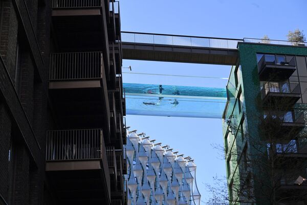 英ロンドンで、10階部分に建設された建物をつなぐ屋外プール「スカイプール」。全長25メートルで世界初 - Sputnik 日本