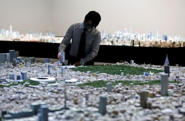 新たなビルの模型を追加する「森ビルアーバンラボ」のスタッフ - Sputnik 日本