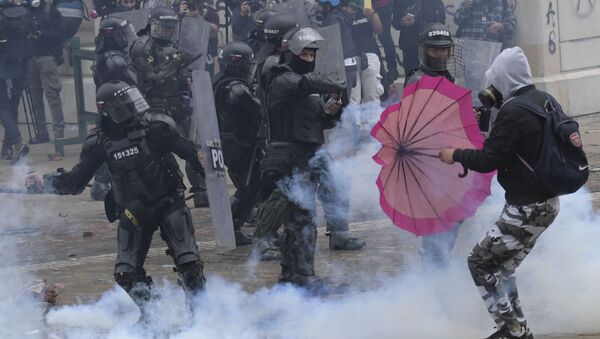 Демонстранты сталкиваются с полицией во время протеста в Боготе - Sputnik 日本