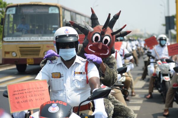 インド・チェンナイで、新型コロナウイルスをイメージした被り物をかぶって啓発パトロールをする警察官 - Sputnik 日本