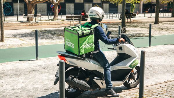 Доставка еды Uber Eats на скутере, Португалия - Sputnik 日本