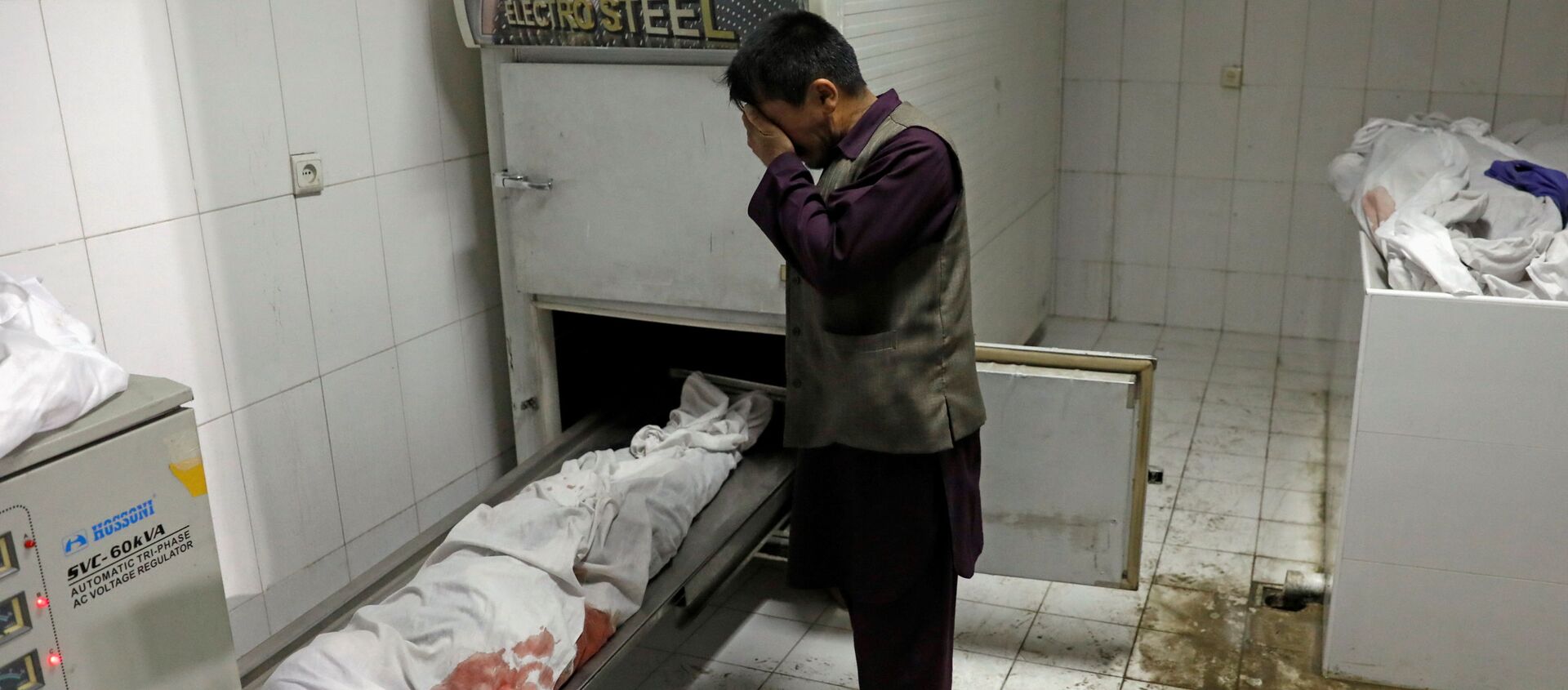 Мужчина плачет над телом дочери, погибшей в результате взрыва в Кабуле, Афганистан - Sputnik 日本, 1920, 09.05.2021