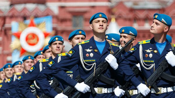 Военнослужащие парадных расчетов на военном параде в честь 76-й годовщины Победы в Великой Отечественной войне в Москве - Sputnik 日本