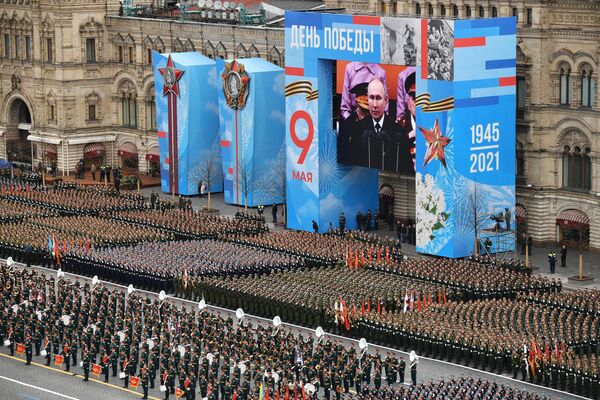 パレードには1万2000人以上の軍人が参加した。 - Sputnik 日本